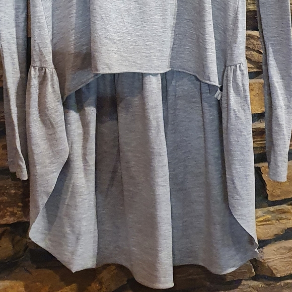 Size 10 One teaspoon grey long sleeve high low top - Picture 7 of 7
